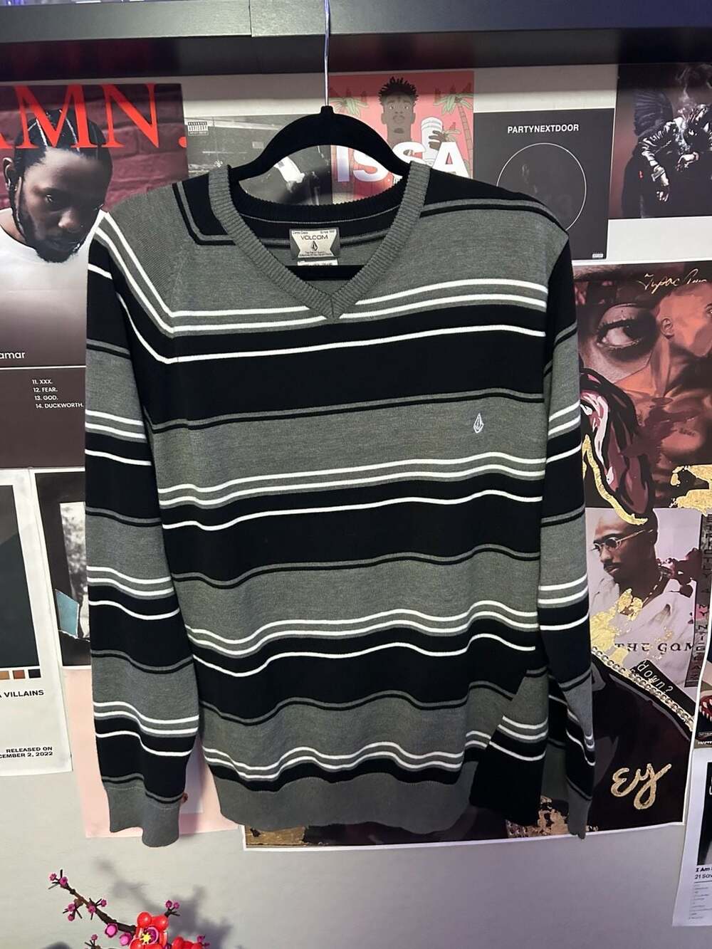 Volcom Corpo Class Men's Large Striped V-Neck Pullover Sweater Black Gray White